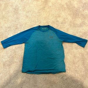 Men’s 3/4 under armor T-shirt.